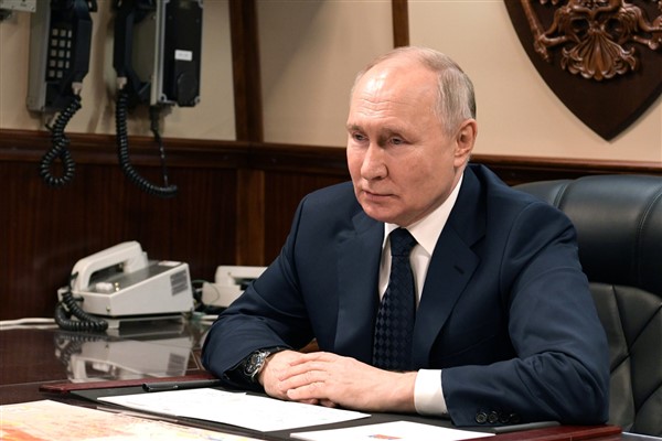 Putin, Meçhul Asker Anıtı'na çelenk bıraktı