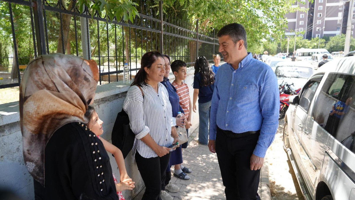 Sınav heyecanı okul önlerine taştı, Başkan Tutdere aileleri yalnız bırakmadı