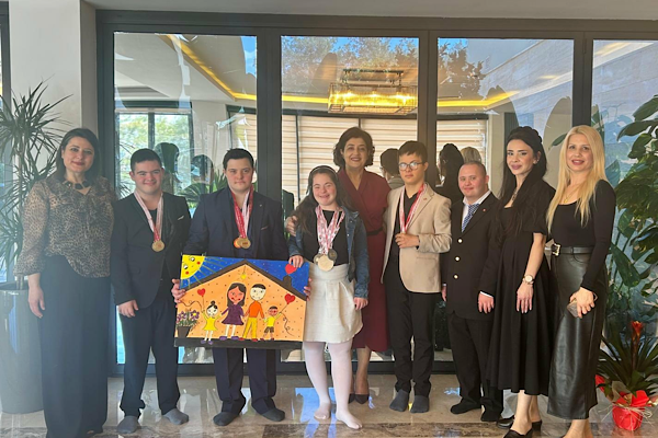 Süreyya Yavuz , özel gereksinimli çocukları ziyaret etti