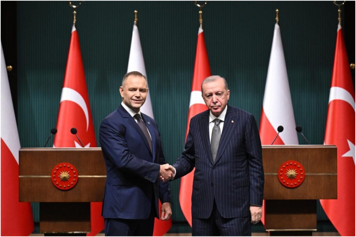 23 Haziran Salı günü Cumhurbaşkanı Recep Tayyip Erdoğan, Polonya Cumhurbaşkanı Karol Nawrocki ile Cumhurbaşkanlığı Külliyesi'nde bir basın toplantısı düzenledi. Toplantıda iki liderin görüşmeleri ve işbirlikleri hakkında önemli bilgiler paylaşıldı: