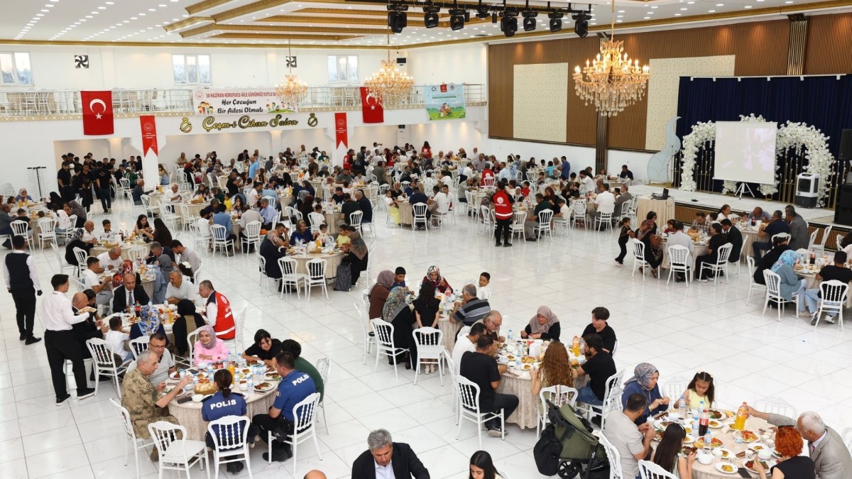 Vali Küçük, koruyucu aileler ve çocuklarla bir araya geldi