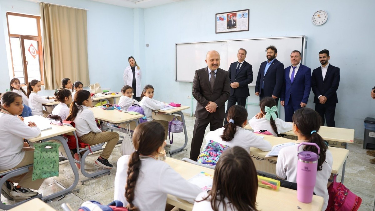 Vali Osman Varol Hasan Taşar Hatip Ortaokulu’nda öğrencilerle bir araya geldi