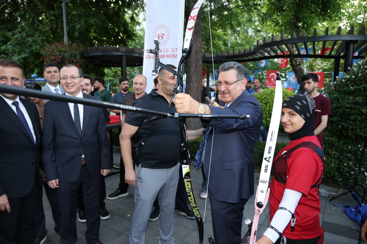 Yaz Spor Okulları açıldı: Genç’ten çocukların geleceğine vurgu