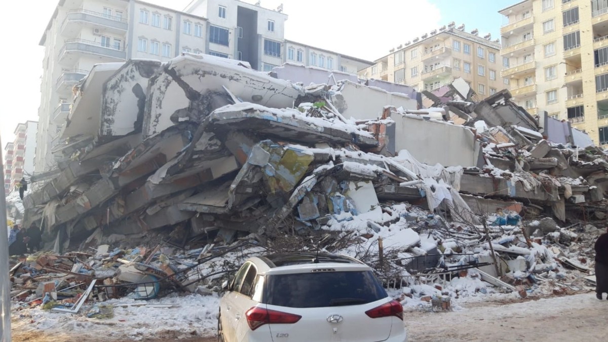 Yukarı Şehir Kooperatif Evleri davası 1 Temmuz’a ertelendi: Ailelerden firari sanık ve süreç tepkisi  - Videolu Haber