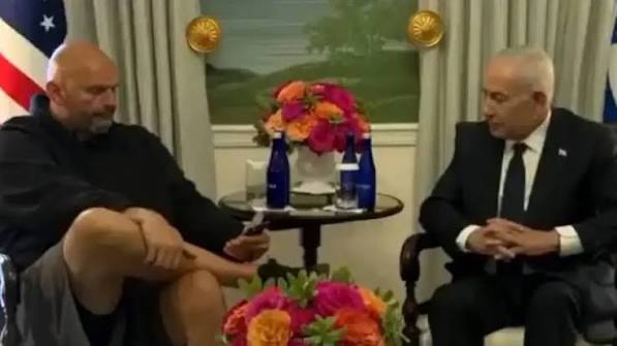 İsrail Yanlısı ABD'li Senatör Şort Giyerek Görüştüğü Netanyahu'nun Yüzüne Dahi Bakmayarak Soykırımcı Katili Aşağıladı