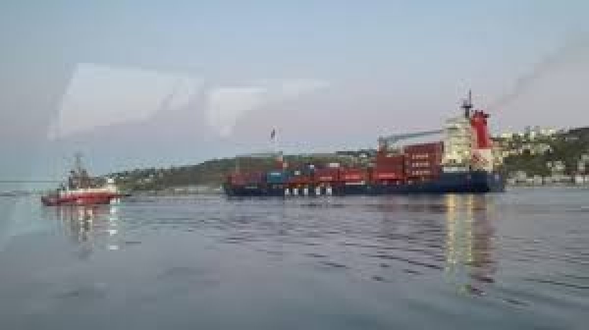 İstanbul Sarıyer'de Konteyner Gemisi Karaya Oturdu